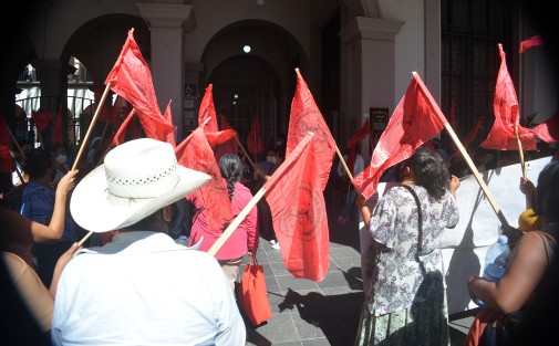 Integrantes del Movimiento Antorchista se manifestaron en la entrada principal de  Palacio Municipal. La exigencia es la misma de siempre, obras para sus colonias,  además  dicen que está muy caro el impuesto predial.