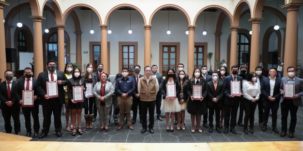 el gobernador Cuitláhuac García Jiménez entregó el Premio Estatal de la Juventud como reconocimiento al esfuerzo de quienes, con su talento, conducta y dedicación, contribuyen al progreso de Veracruz. Se trata de un estímulo económico de 20 mil pesos a 10 ganadores en igual número de categorías.

