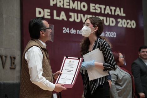 el gobernador Cuitláhuac García Jiménez entregó el Premio Estatal de la Juventud como reconocimiento al esfuerzo de quienes, con su talento, conducta y dedicación, contribuyen al progreso de Veracruz. Se trata de un estímulo económico de 20 mil pesos a 10 ganadores en igual número de categorías.

