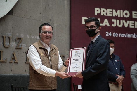 El gobernador Cuitláhuac García Jiménez entregó el Premio Estatal de la Juventud como reconocimiento al esfuerzo de quienes, con su talento, conducta y dedicación, contribuyen al progreso de Veracruz. Se trata de un estímulo económico de 20 mil pesos a 10 ganadores en igual número de categorías.