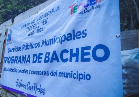 Como parte del plan de mejora y mantenimiento en las calles y carreteras de Teocelo, el gobierno municipal que encabeza el Alcalde Mario Chama Díaz, a través de las Direcciones de Servicios Generales y Obras Públicas, inicia con el programa de bacheo en el municipio. 