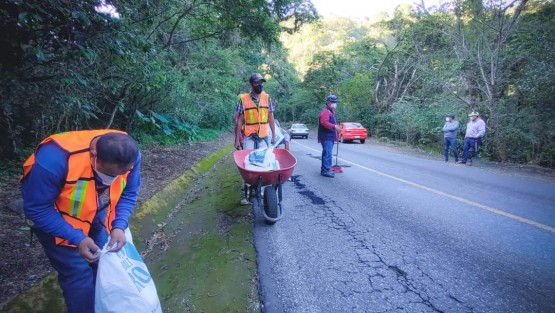 Como parte del plan de mejora y mantenimiento en las calles y carreteras de Teocelo, el gobierno municipal que encabeza el Alcalde Mario Chama Díaz, a través de las Direcciones de Servicios Generales y Obras Públicas, inicia con el programa de bacheo en el municipio. 