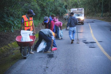 Como parte del plan de mejora y mantenimiento en las calles y carreteras de Teocelo, el gobierno municipal que encabeza el Alcalde Mario Chama Díaz, a través de las Direcciones de Servicios Generales y Obras Públicas, inicia con el programa de bacheo en el municipio.
