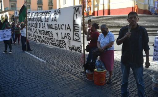 Integrantes del Movimiento Independiente de Lucha de Emergencia Social (MILES) bloquean el centro de Xalapa. Denuncian hostigamiento y acoso por parte de trabajadores del Ayuntamiento de Xalapa hacia vendedoras ambulantes ,además de haber robado su mercancía.
