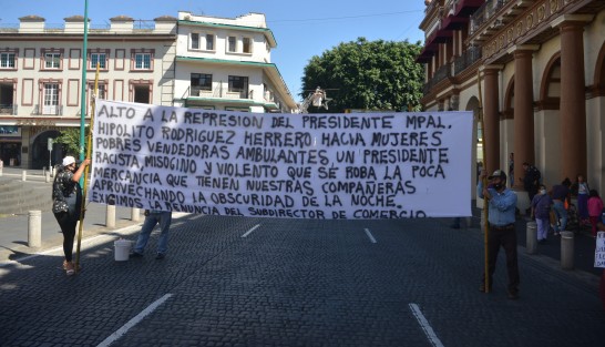 Integrantes del Movimiento Independiente de Lucha de Emergencia Social (MILES) bloquean el centro de Xalapa. Denuncian hostigamiento y acoso por parte de trabajadores del Ayuntamiento de Xalapa hacia vendedoras ambulantes ,además de haber robado su mercancía.
