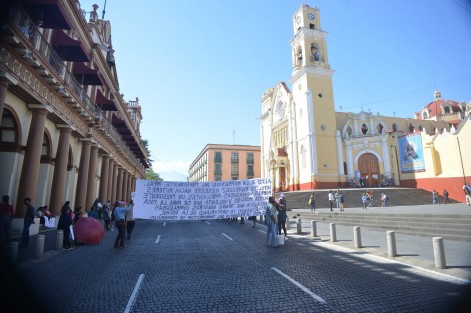 Integrantes del Movimiento Independiente de Lucha de Emergencia Social (MILES) bloquean el centro de Xalapa. Denuncian hostigamiento y acoso por parte de trabajadores del Ayuntamiento de Xalapa hacia vendedoras ambulantes ,además de haber robado su mercancía.