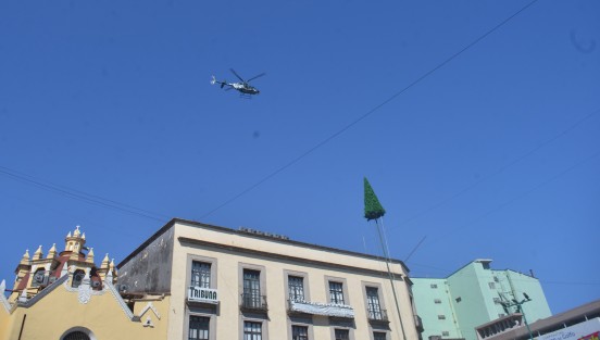 Ante el anuncio de la marcha de mujeres por el centro de la ciudad, personal de la SSP  está siendo distribuido en puntos estratégicos de la ciudad, incluso son auxiliados por un helicóptero,  no vayan a rayar las paredes y romper vidrios. 