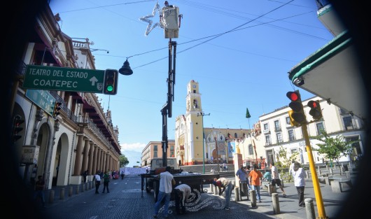 Trabajadores del ayuntamiento  de Xalapa ya colocan los adornos navideños en el centro la ciudad, la cual se celebrará de una manera distinta por la pandemia.  