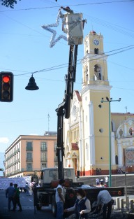 Trabajadores del ayuntamiento  de Xalapa ya colocan los adornos navideños en el centro la ciudad, la cual se celebrará de una manera distinta por la pandemia.  