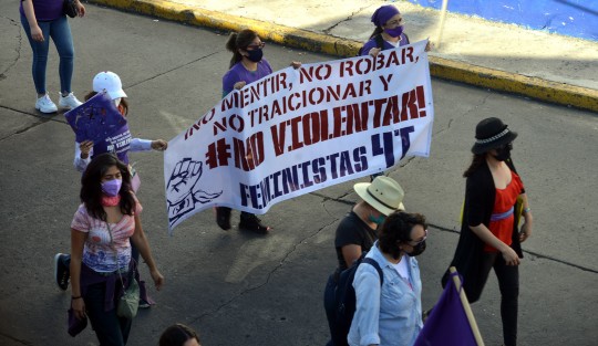 -En el marco del Día de la Eliminación de la Violencia contra la Mujer, cientos de jóvenes activistas e integrantes del movimiento <em>Ola Verde</em> marcharon  desde el Teatro del Estado y hasta el centro de la ciudad de Xalapa para recriminar la violencia feminicida en la entidad. 
