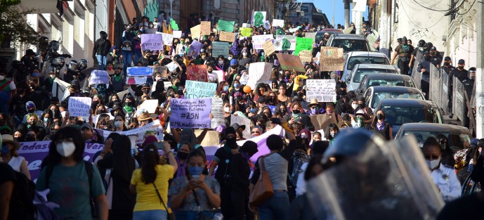 -En el marco del Día de la Eliminación de la Violencia contra la Mujer, cientos de jóvenes activistas e integrantes del movimiento <em>Ola Verde</em> marcharon  desde el Teatro del Estado y hasta el centro de la ciudad de Xalapa para recriminar la violencia feminicida en la entidad. 
