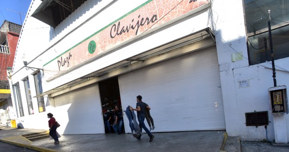 -Durante la marcha empleados de los negocios y hasta los de la Plaza Clavijero  cerraron sus cortinas  por miedo a daños y al gran número de policías que vigilaba la marcha.
