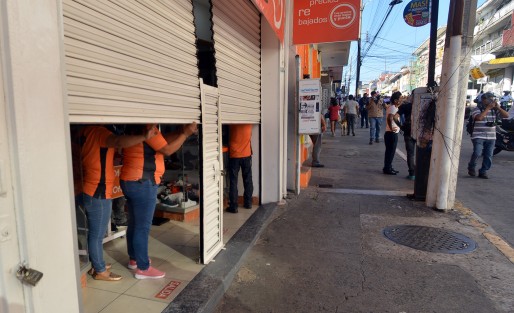 -Durante la marcha empleados de los negocios y hasta los de la Plaza Clavijero  cerraron sus cortinas  por miedo a daños y al gran número de policías que vigilaba la marcha.
