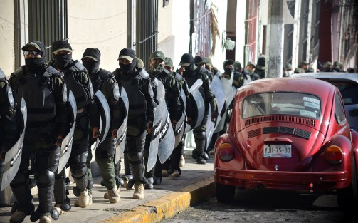 -Durante la marcha empleados de los negocios y hasta los de la Plaza Clavijero  cerraron sus cortinas  por miedo a daños y al gran número de policías que vigilaba la marcha.
