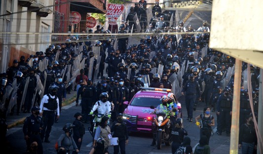 -Miles de policías fueron desplegados por las diferentes calles, principalmente en Ávila Camacho, pero esta vez las manifestantes cambiaron la ruta para evitar ser acorraladas como en otras ocasiones.
