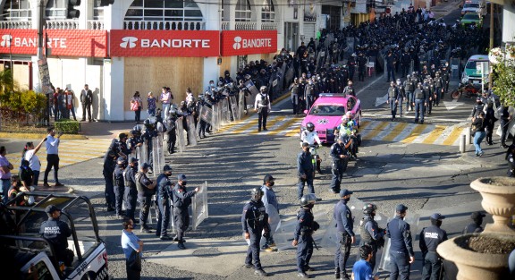 -Miles de policías fueron desplegados por las diferentes calles, principalmente en Ávila Camacho, pero esta vez las manifestantes cambiaron la ruta para evitar ser acorraladas como en otras ocasiones.
