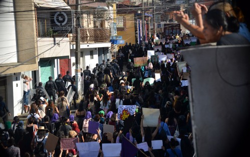 -Miles de policías fueron desplegados por las diferentes calles, principalmente en Ávila Camacho, pero esta vez las manifestantes cambiaron la ruta para evitar ser acorraladas como en otras ocasiones.
