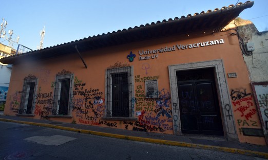 -Las instalaciones de Radio UV fueron las más dañadas, resultando con vidrios rotos y algunas pintas, al igual que la catedral de Xalapa.
