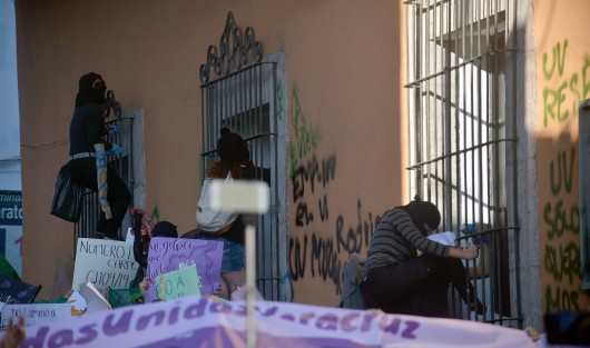 -Las instalaciones de Radio UV fueron las más dañadas, resultando con vidrios rotos y algunas pintas, al igual que la catedral de Xalapa.
