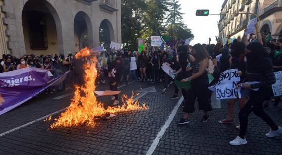-La marcha feminista culminó en la avenida Enríquez, frente al Palacio de Gobierno, donde algunas  jóvenes quemaron algunas pancartas e hicieron un pronunciamiento sobre la violencia feminicida.
