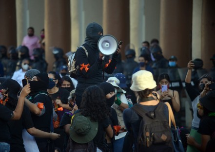 -La marcha feminista culminó en la avenida Enríquez, frente al Palacio de Gobierno, donde algunas  jóvenes quemaron algunas pancartas e hicieron un pronunciamiento sobre la violencia feminicida.

