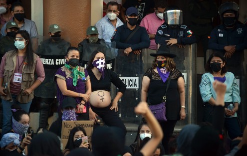 -La marcha feminista culminó en la avenida Enríquez, frente al Palacio de Gobierno, donde algunas  jóvenes quemaron algunas pancartas e hicieron un pronunciamiento sobre la violencia feminicida.
