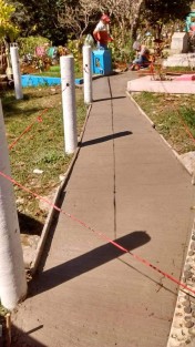 Trabajadores de Obras Públicas del ayuntamiento de Teocelo trabajan el panteón municipal en actividades permanentes de mejora y mantenimiento, así como la construcción de andadores que facilitan el acceso a los visitantes.