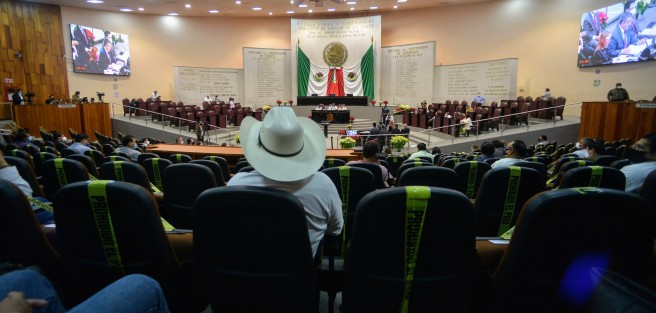 No faltaron los de sombrero a la comparecencia.  