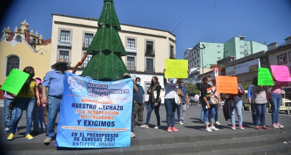Maestros de escuelas de Tiempo Completo —programa federal que desaparecería o sería modificado para el próximo año— se manifestaron sobre plaza Lerdo y luego bloquearon la calle Enríquez para reclamar pagos y demandar la permanencia del programa.