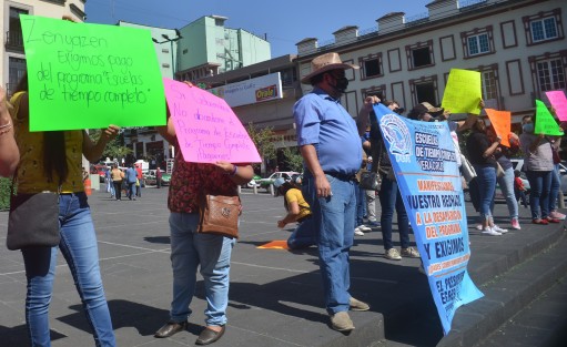 Maestros de escuelas de Tiempo Completo —programa federal que desaparecería o sería modificado para el próximo año— se manifestaron sobre plaza Lerdo y luego bloquearon la calle Enríquez para reclamar pagos y demandar la permanencia del programa.