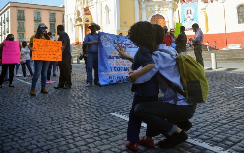 Maestros de escuelas de Tiempo Completo —programa federal que desaparecería o sería modificado para el próximo año— se manifestaron sobre plaza Lerdo y luego bloquearon la calle Enríquez para reclamar pagos y demandar la permanencia del programa.