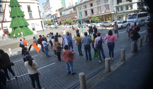 Maestros de escuelas de Tiempo Completo —programa federal que desaparecería o sería modificado para el próximo año— se manifestaron sobre plaza Lerdo de Xalapa, y luego bloquearon la calle Enríquez para reclamar pagos y demandar la permanencia del programa.   