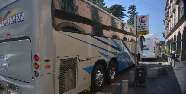 Los autobuses en los que viajaban los pobladores de Ixtaczoquitlán fueron custodiados por tránsito y policías estatales.