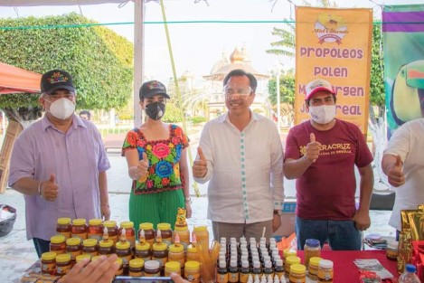 El Alcalde de Teocelo Mario Antonio Chama Díaz y la Presidenta del Sistema Municipal DIF Teocelo, Mara Chama Villa, acompañaron al Gobernador del Estado, Ing. Cuitláhuac García Jiménez y  al Secretario de Gobierno Eric Patrocinio Cisneros Burgos, a los eventos que se llevaron a cabo en diferentes puntos del municipio de Otatitlán. 