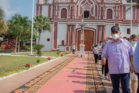 La delegación de  artesanos de la Tierra del Dios Tigre puso en alto el nombre de nuestro municipio  al elaborar la tradicional alfombra de aserrín en diferentes  puntos del primer cuadro de la cabecera municipal, destacando una detallado diseño en el atrio del Santuario del Cristo Negro del municipio. 