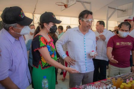 Como ya es costumbre, parte fundamental del programa Orgullo Veracruzano, es la promoción y difusión de las tradiciones y cultura de los municipios,  y esta vez no fue la excepción; la delegación de artesanos y productores  de Teocelo, consolidaron la calidad y recibieron  el reconocimiento  de sus productos, siendo el Gobernador del Estado Ing. Cuitláhuac García Jiménez y el Secretario de Gobierno ing.  Eric Patrocinio Cisneros Burgos, quienes degustaron  y destacaron la calidad de los productos de la Tierra del Dios Tigre de manos del alcalde Mario Chama  y la Presidenta del DIF Municipal Mara Chama Villa. 