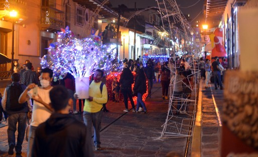 Cientos de personas de Xalapa, Teocelo, Coatepec y hasta de Veracruz arribaron a la ciudad de Xico para la inauguración de la Villa Iluminada y el encendido del árbol de Navidad.