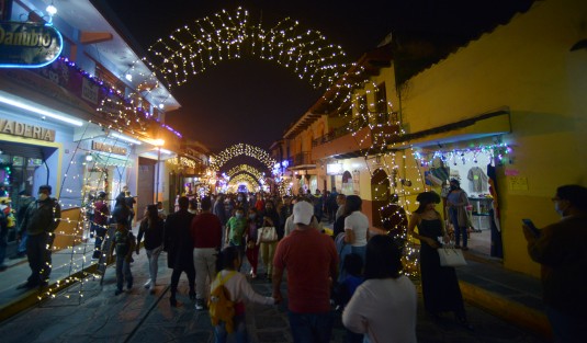 Cientos de personas de Xalapa, Teocelo, Coatepec y hasta de Veracruz arribaron a la ciudad de Xico para la inauguración de la Villa Iluminada y el encendido del árbol de Navidad.
