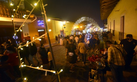 Cientos de personas de Xalapa, Teocelo, Coatepec y hasta de Veracruz arribaron a la ciudad de Xico para la inauguración de la Villa Iluminada y el encendido del árbol de Navidad.