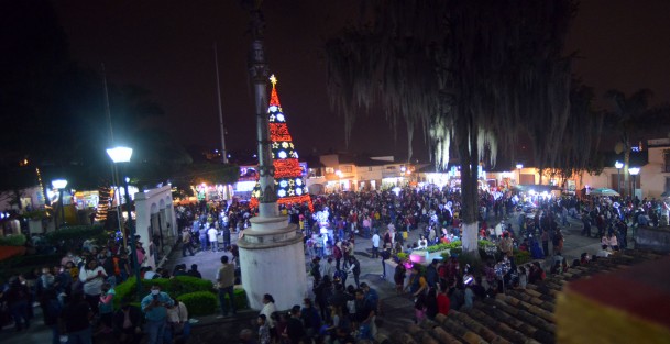 Cientos de personas de Xalapa, Teocelo, Coatepec y hasta de Veracruz arribaron a la ciudad de Xico para la inauguración de la Villa Iluminada y el encendido del árbol de Navidad.