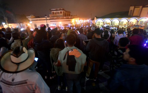 Cientos de personas de Xalapa, Teocelo, Coatepec y hasta de Veracruz arribaron a la ciudad de Xico para la inauguración de la Villa Iluminada y el encendido del árbol de Navidad.