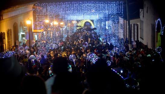 Cientos de personas de Xalapa, Teocelo, Coatepec y hasta de Veracruz arribaron al municipio de Xico para la inauguración de la Villa Iluminada y el encendido del árbol de Navidad.