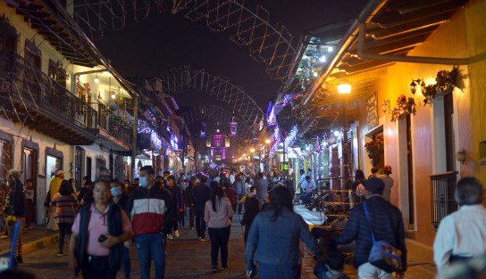 Cientos de personas de Xalapa, Teocelo, Coatepec y hasta de Veracruz arribaron al municipio de Xico para la inauguración de la Villa Iluminada y el encendido del árbol de Navidad.