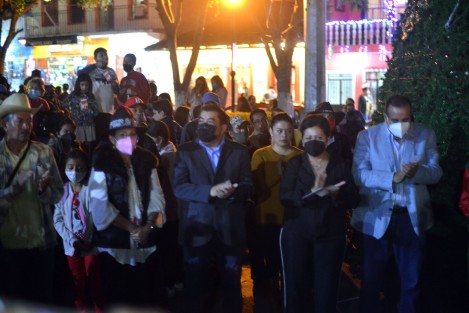Cientos de personas de Xalapa, Teocelo, Coatepec y hasta de Veracruz arribaron al municipio de Xico para la inauguración de la Villa Iluminada y el encendido del árbol de Navidad.