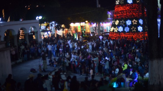 Cientos de personas de Xalapa, Teocelo, Coatepec y hasta de Veracruz arribaron al municipio de Xico para la inauguración de la Villa Iluminada y el encendido del árbol de Navidad.