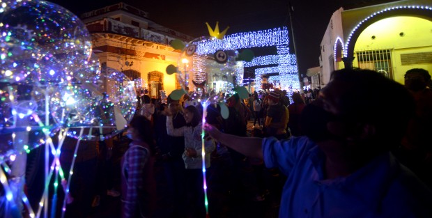 Cientos de personas de Xalapa, Teocelo, Coatepec y hasta de Veracruz arribaron al municipio de Xico para la inauguración de la Villa Iluminada y el encendido del árbol de Navidad.