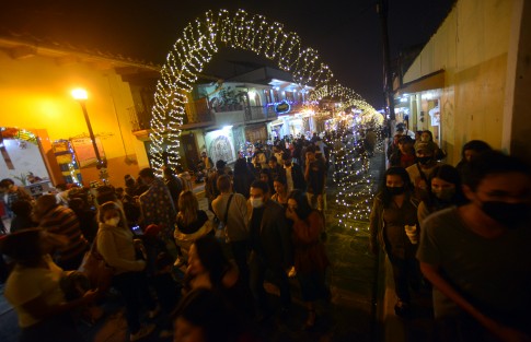 Muchos <em>noroños</em> gustosos de encender los focos en Xico, Ver.,