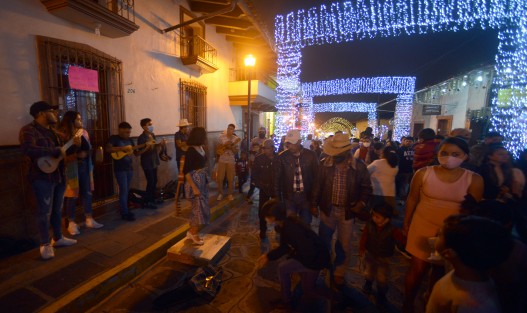 Muchos <em>noroños</em> gustosos de encender los focos en Xico, Ver.,