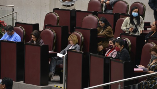 Fieles a su costumbre los diputados asistentes bien atentos a la comparecencia. 