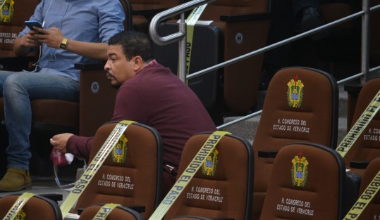 Muy inquieto anduvo el diputado Juan Javier Gómez Cazarín, Presidente de la Junta de Coordinación Política del Congreso del Estado, quien prefirió sentarse en las butacas para checar el celular a gusto.  